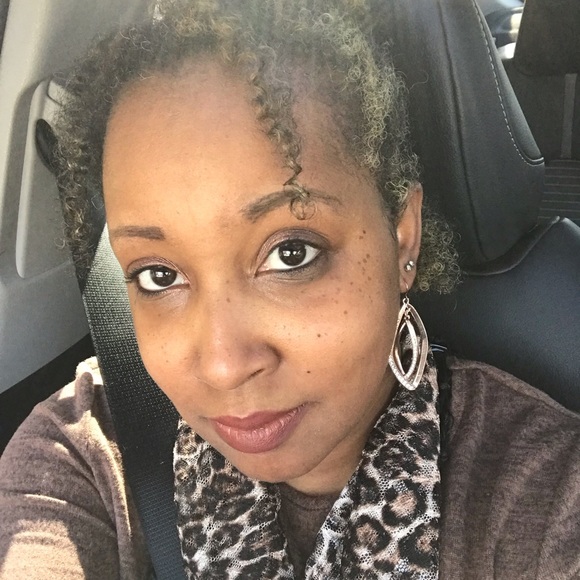 Meet your Posher, Nicole - Picture 3 of 6